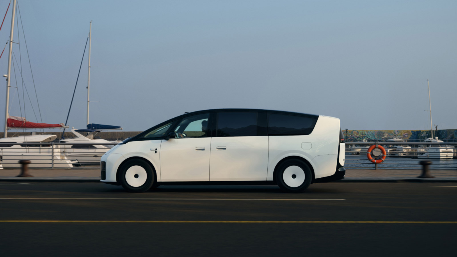 Li Auto представила обновлённый электромобиль Mega снизив цену для восстановления спроса